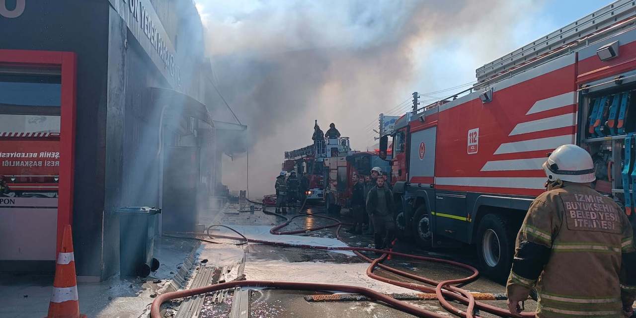İzmir'de sanayi sitesinde yangın: Ekipler seferber oldu!