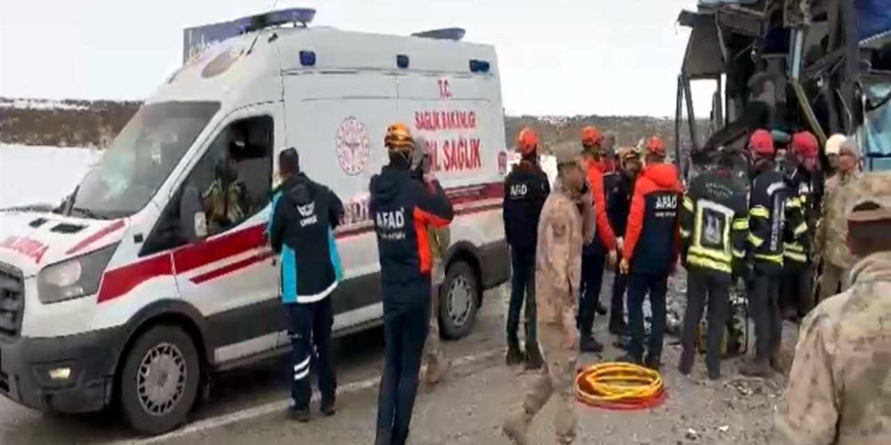 Erzurum'da aynı noktada peş peşe zincirleme kaza: Ölü ve yaralılar var!
