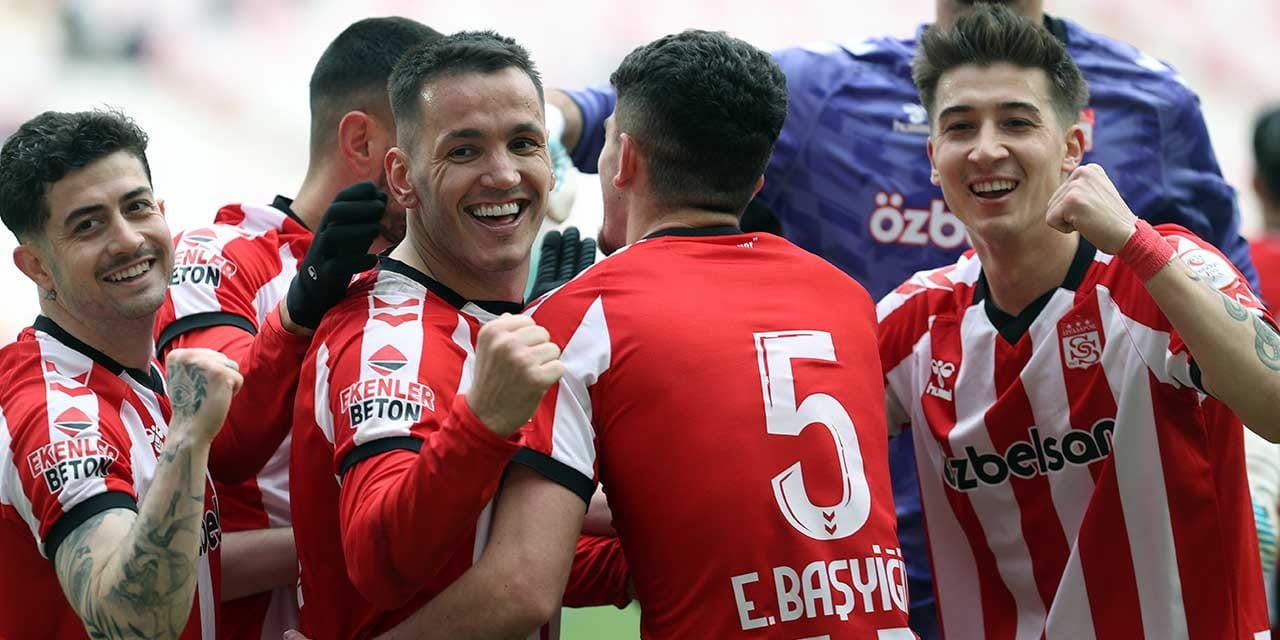 Sivasspor gol yağdırdı: Sakaryaspor'u küme düşme hattında bıraktı