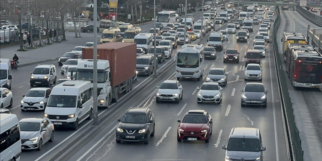 İstanbul trafiği iftara dakikalar kala kilitlendi! Harita kırmızı büründü