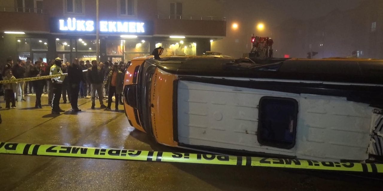 Kavşaktaki feci çarpışmada yolcu otobüsü devrildi: 2 yaralı