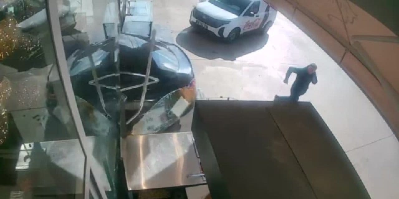 Kontrolden çıkan araç pastaneye girdi: Saniye saniye kameraya yansıdı