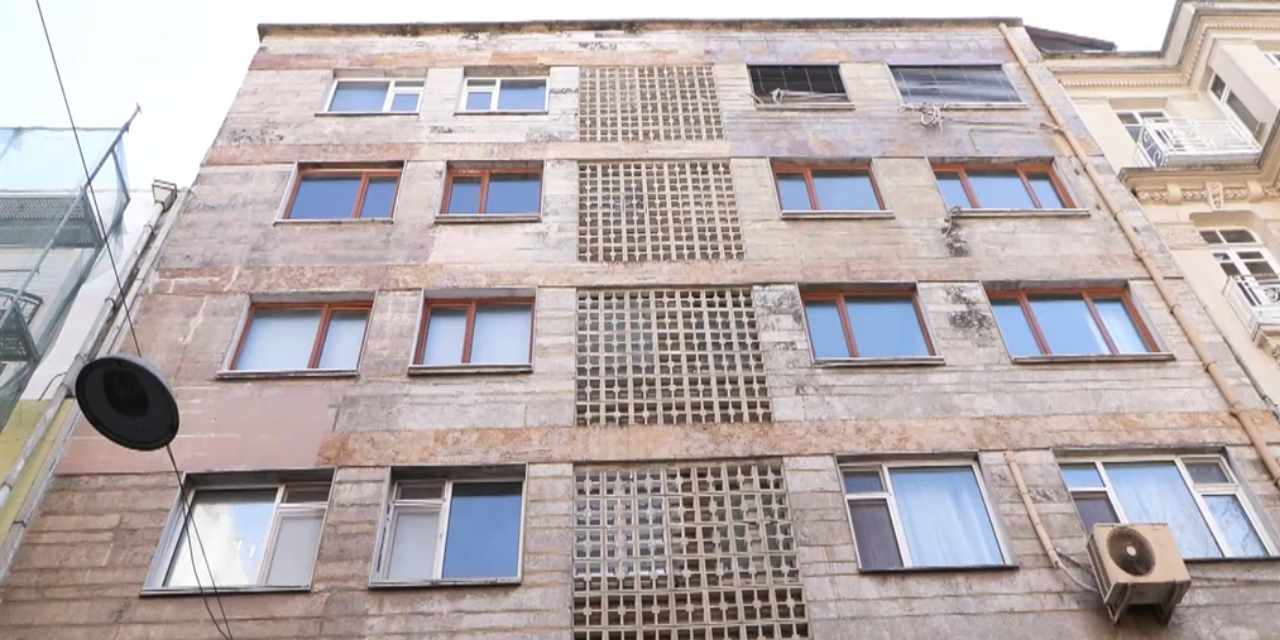 Orhan Pamuk'un apartmanı yıkılıyor