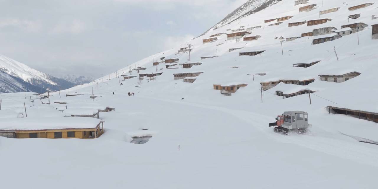 Rize'de kar boyu 3 metreyi aştı: Evler kara gömüldü!