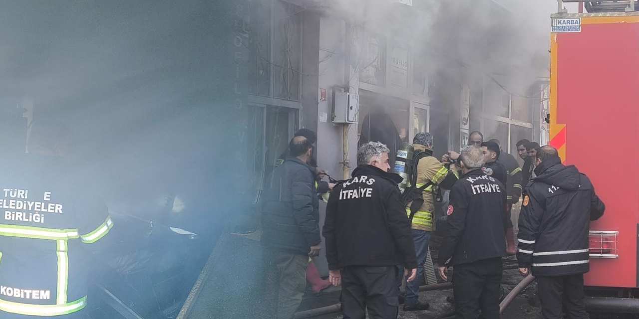 Mobilya deposunda yangın! Kara dumanlar gökyüzünü kapladı