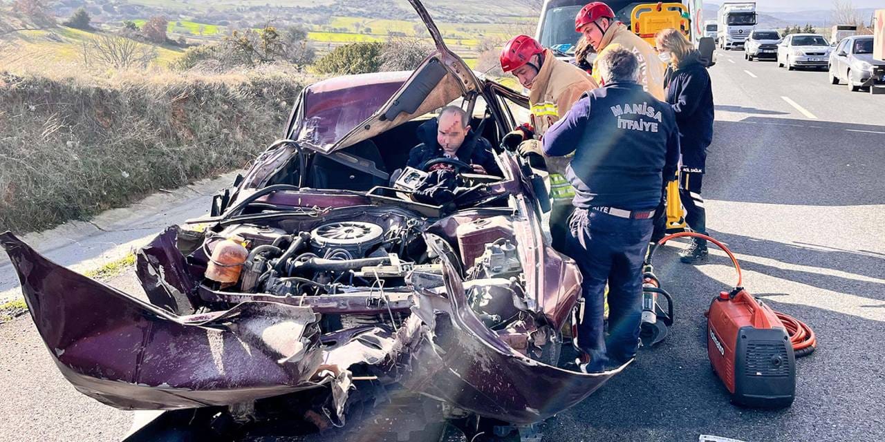 TIR'ın arkasında 150 metre sürüklendi: Sürücü hurdaya dönen araçtan şans eseri kurtuldu