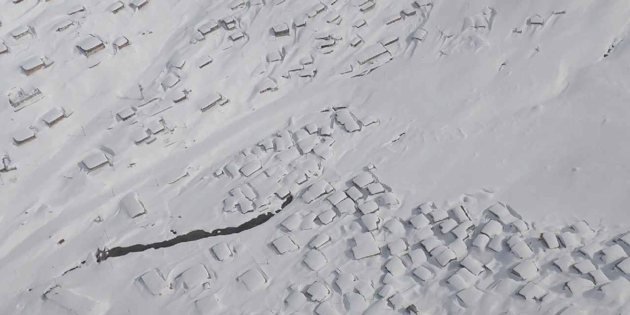 Kar kalınlığı 3 metreyi geçti: Evler görünmez oldu