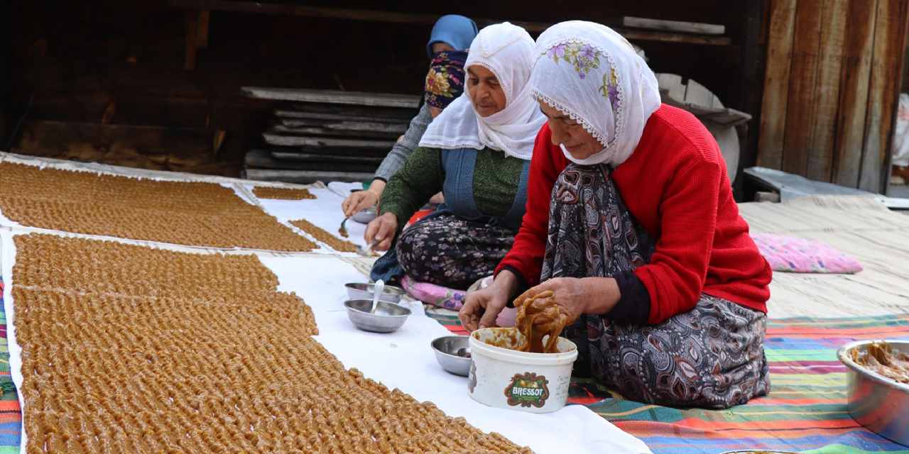Elleriyle tek tek toplayıp kazanlarda kaynatıyorlar: Bu tatlı Türkiye'de bir ilde yapılıyor