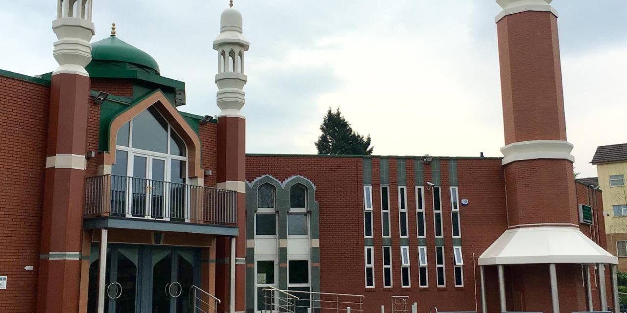 Teravihte güvenlik alarmı! Çantadan balta ve çekiç çıktı