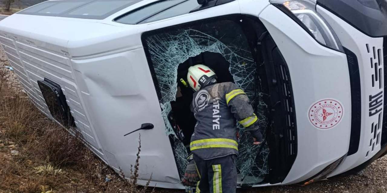 Diyaliz hastalarını taşıyan minibüs devrildi: Yaralılar var!