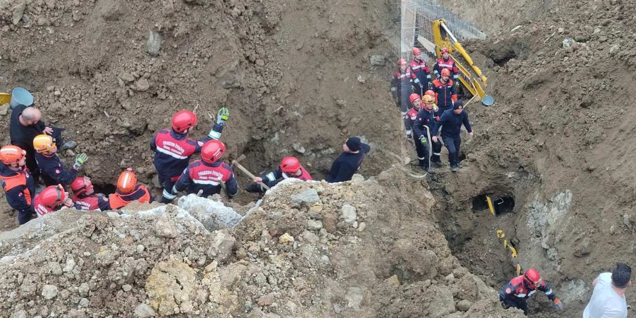 İş makinesinin içinde göçük altında kaldı! Ekiplerin çalışmasıyla kurtarıldı