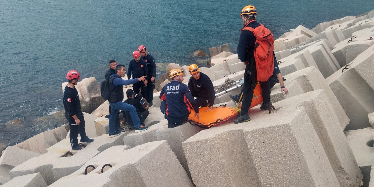 Dalgakıranda dehşet! Balık tutarken beton bloklar arasına sıkıştı