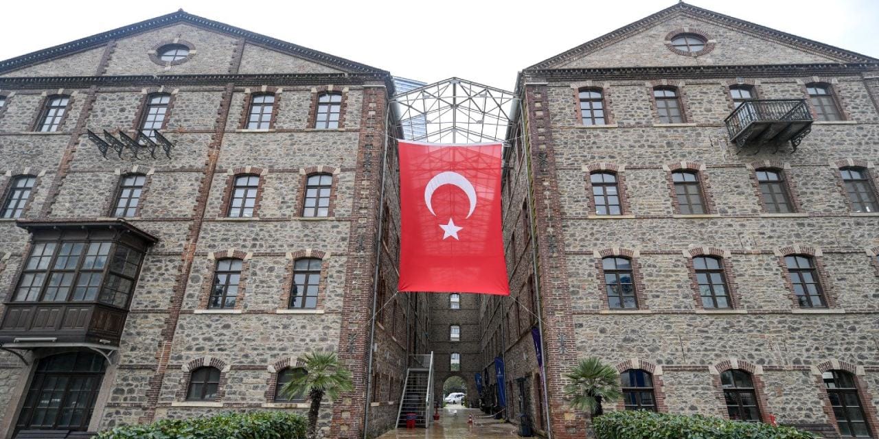 İzmir Büyükşehir'e ait tarihi binalar Vakıflar Genel Müdürlüğünün eline geçti