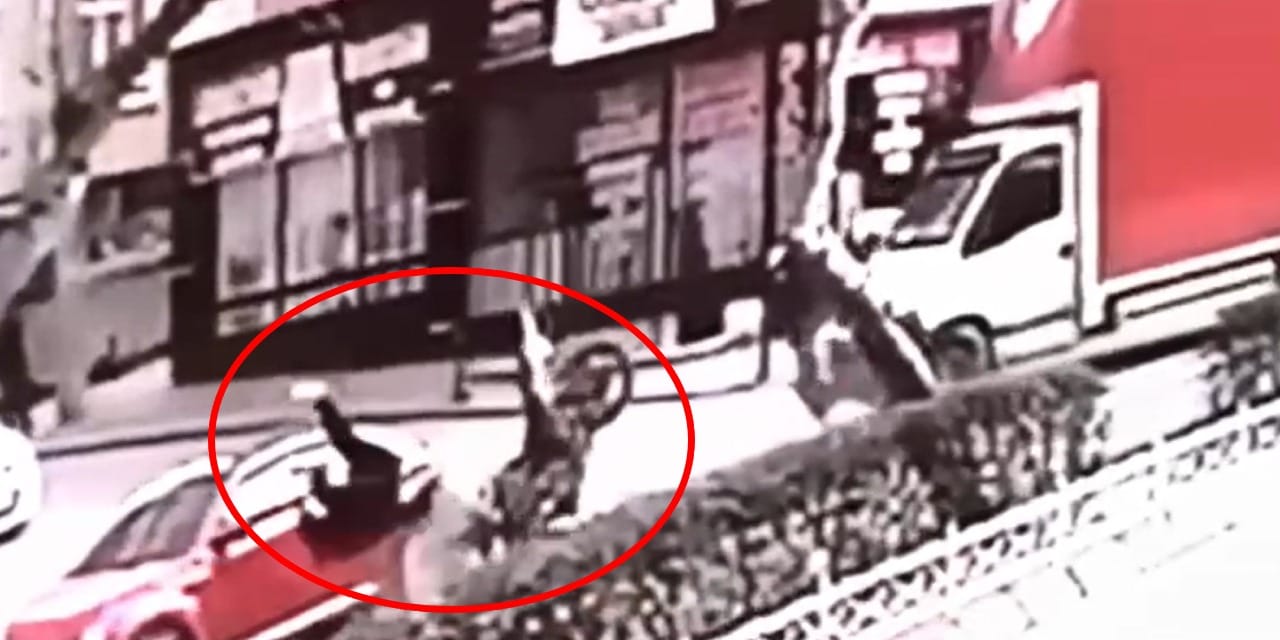 Motosikletli önce kamyonete sonra otomobile çarpıp takla attı! O anlar kamerada