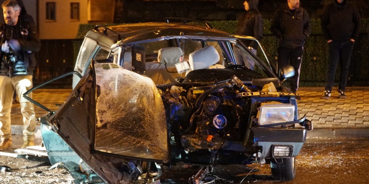 İki otomobil kafa kafaya çarpıştı: 1 ölü 3 yaralı!