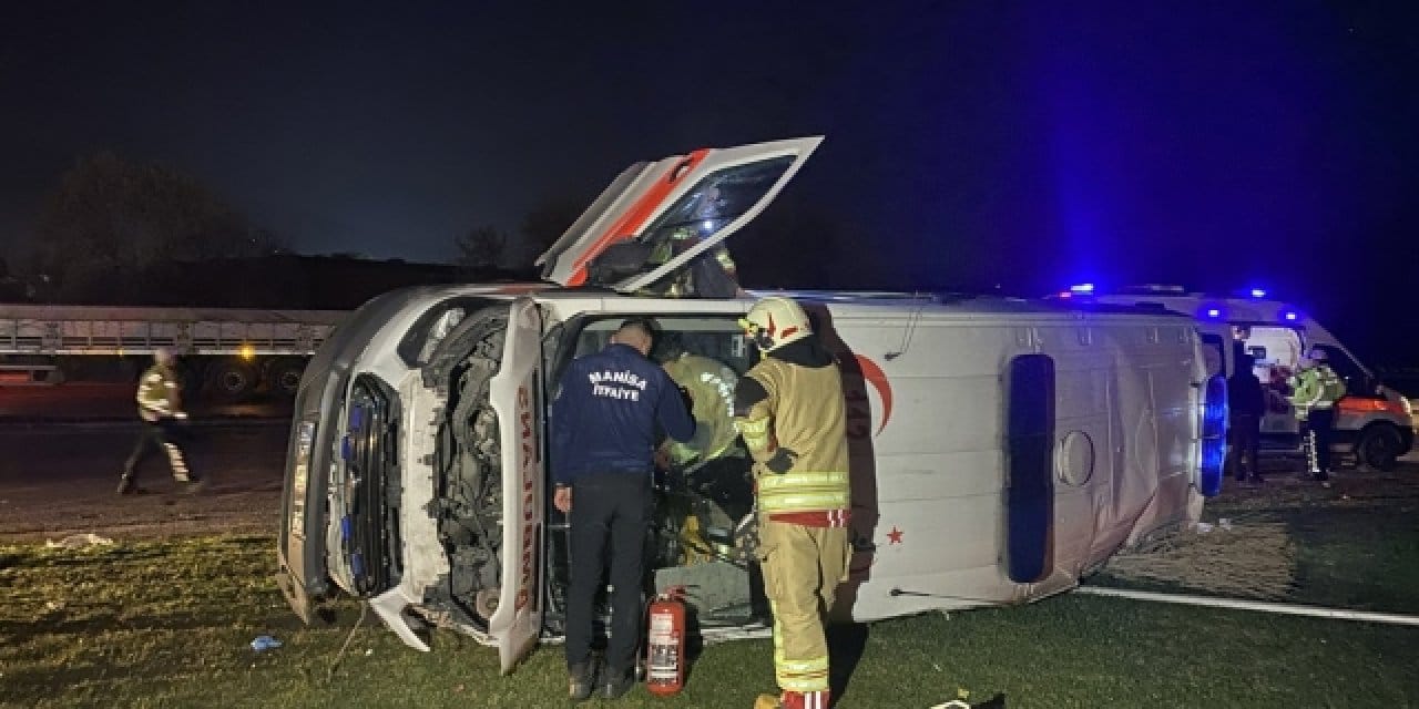 Manisa'da otomobil ve ambulans çarpıştı: 5 yaralı