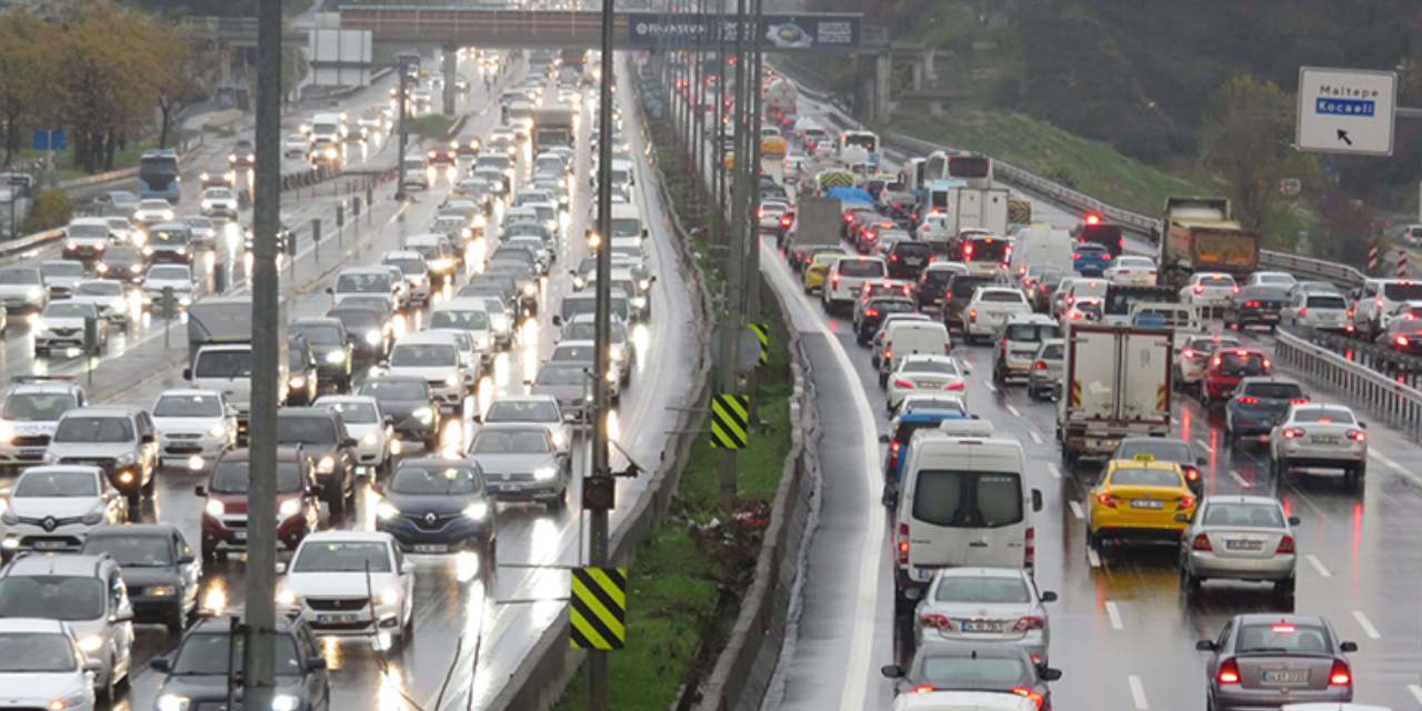 İstanbul'da trafik kitlendi! Yoğunluk yüzde 80'i aştı