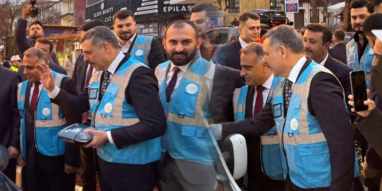 Yeni İçişleri Bakanı AKP Gençlik Kolları yeleğini giyip iftariyelik dağıttı