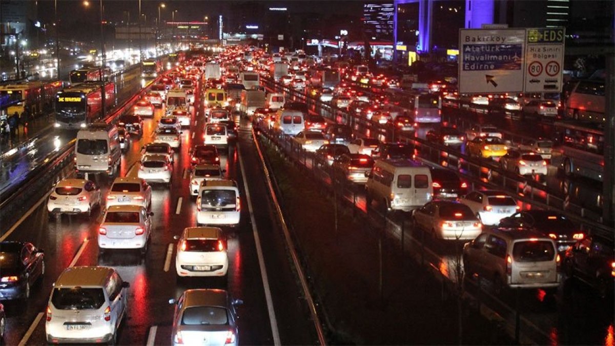 Yağmur  ve iş çıkışı birleşti: İstanbul trafiğinde cuma çilesi