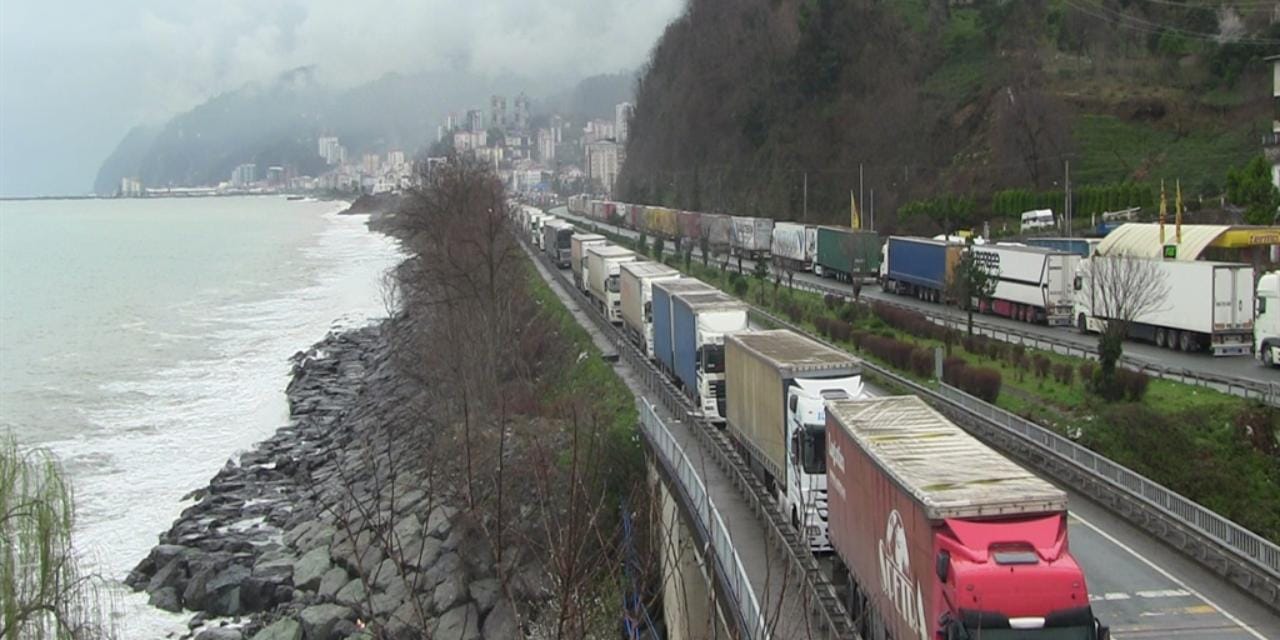 Peş peşe dizilip oruç açtılar: Sıranın sonu sınıra dayandı