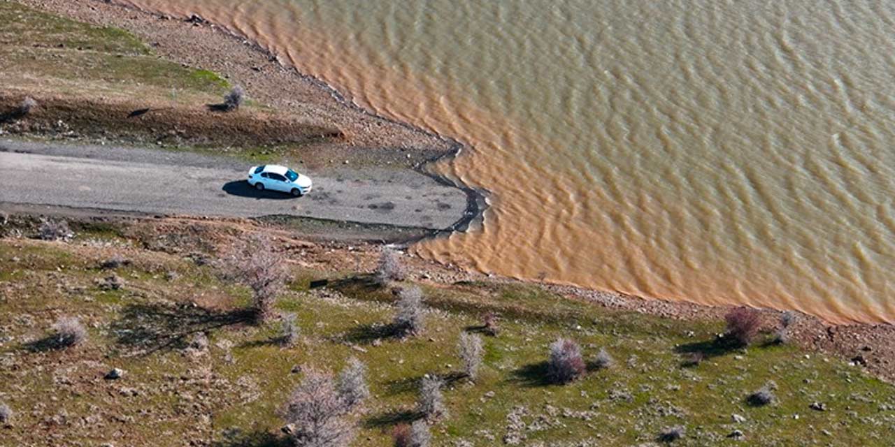 Gülbahar Barajı'na bahar geldi: Kurudu kuruyacak derken sular yükselip yolu da yuttu