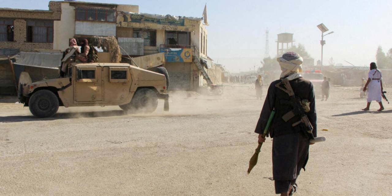 Pakistan'dan Afganistan'a savaş ilanı! Dünya, savaşı Orta Doğu'da beklerken Asya'da patlak verdi