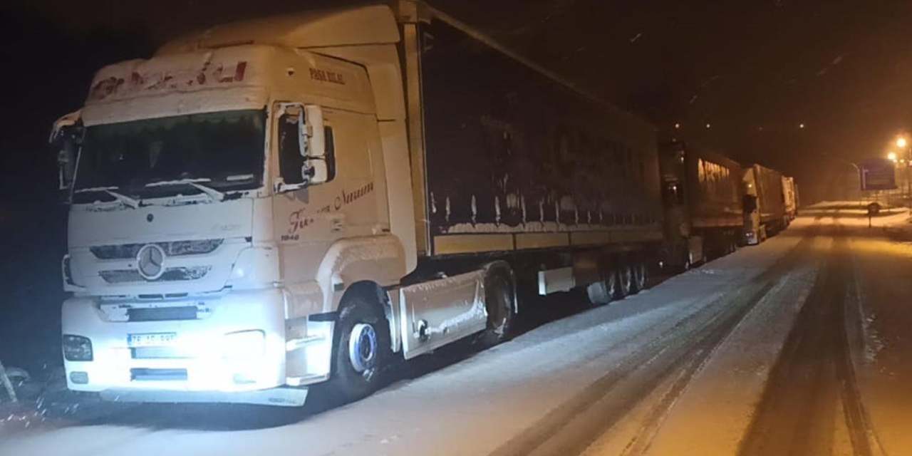 Ilgar Dağı geçidi kara teslim: TIR kuyrukları oluştu
