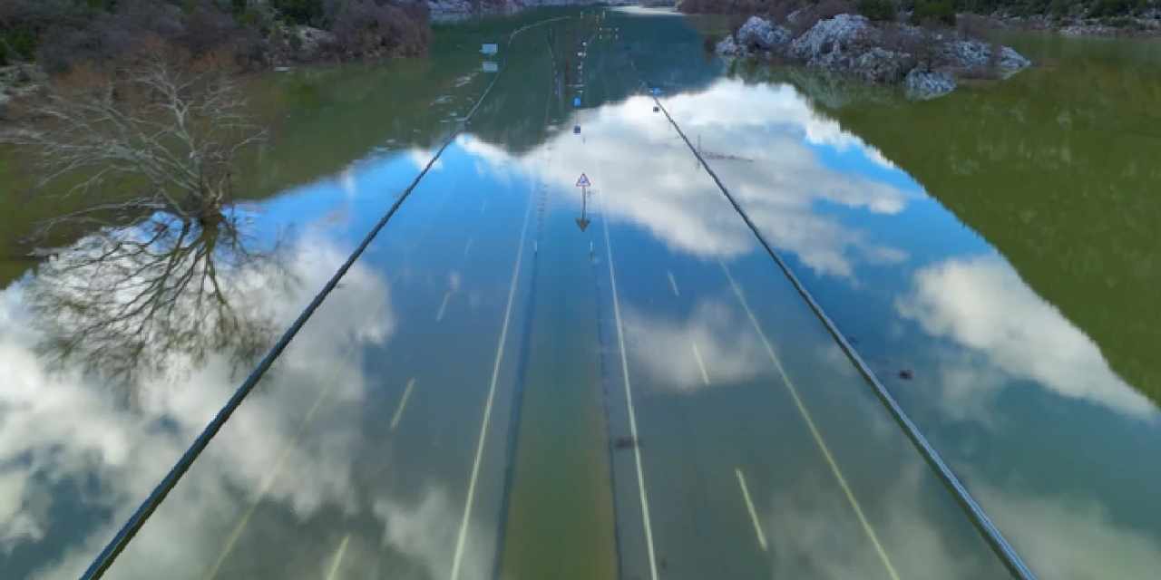 Göl yatağına yapılan otoyol sular altında kaldı: Konya Antalya yolunu araba yerine sörf yaparak geçti