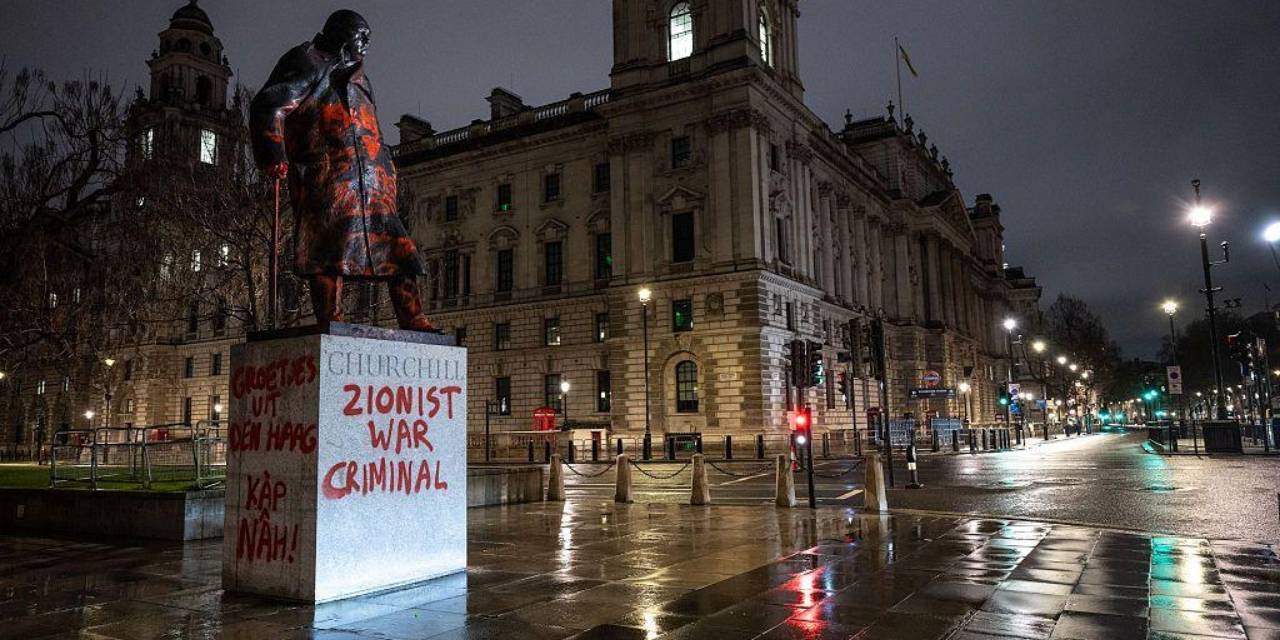 Londra’da Churchill heykeline protesto: “Siyonist savaş suçlusu” yazıldı