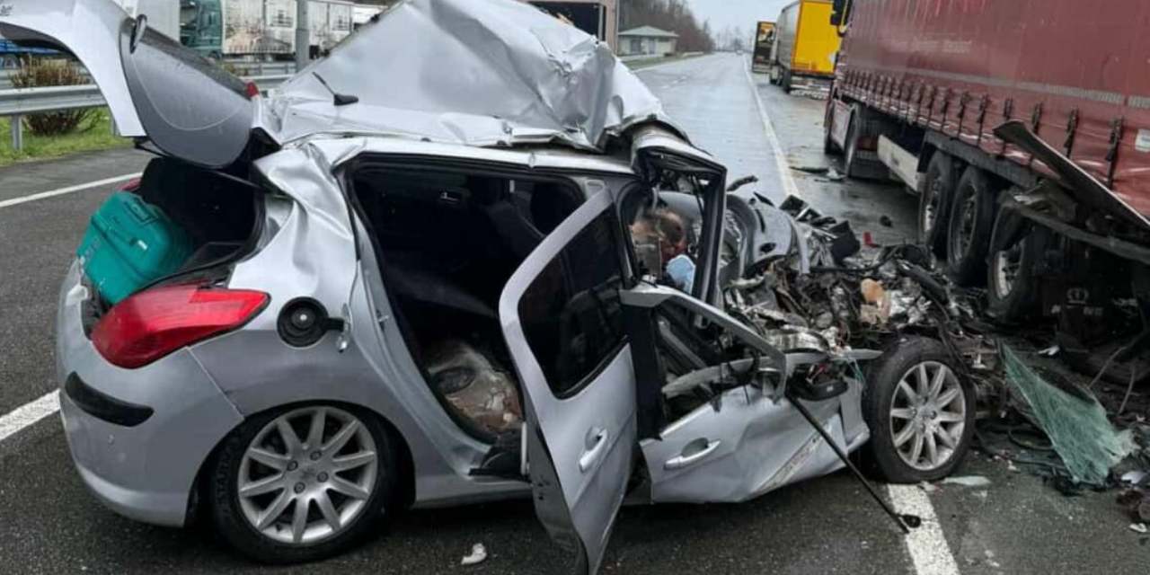 Park halindeki TIR'a çarptılar: Olay yerinde hayatlarını kaybettiler