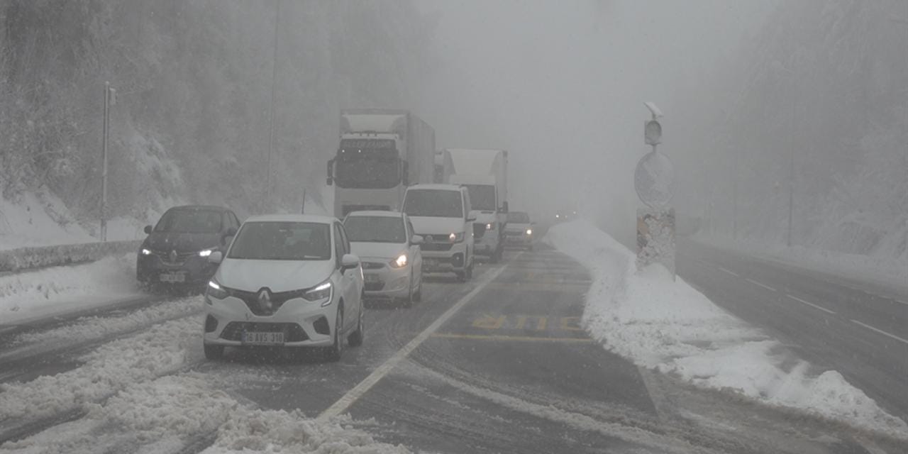 Lapa lapa kar İstanbulluların uğrak yerinde yolları kapadı