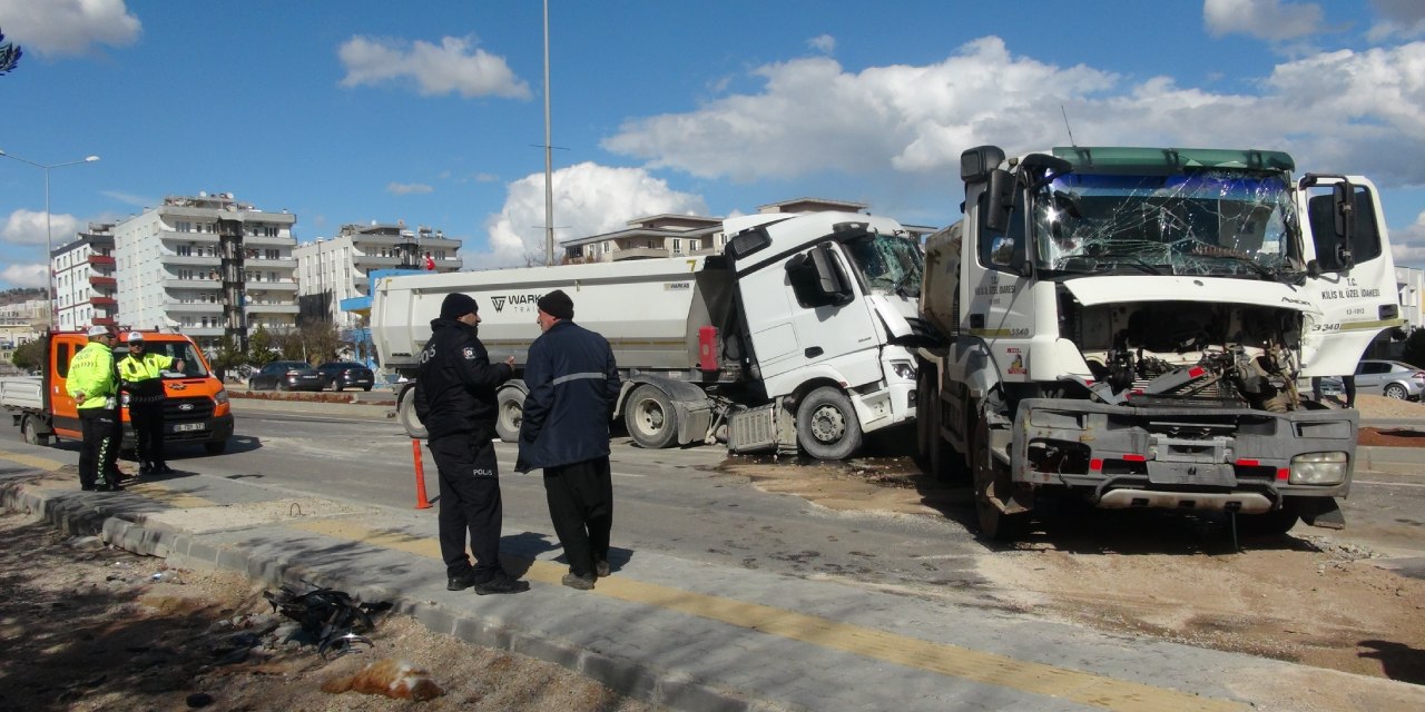 Hafriyat kamyonları birbirine girdi: 1 ağır yaralı