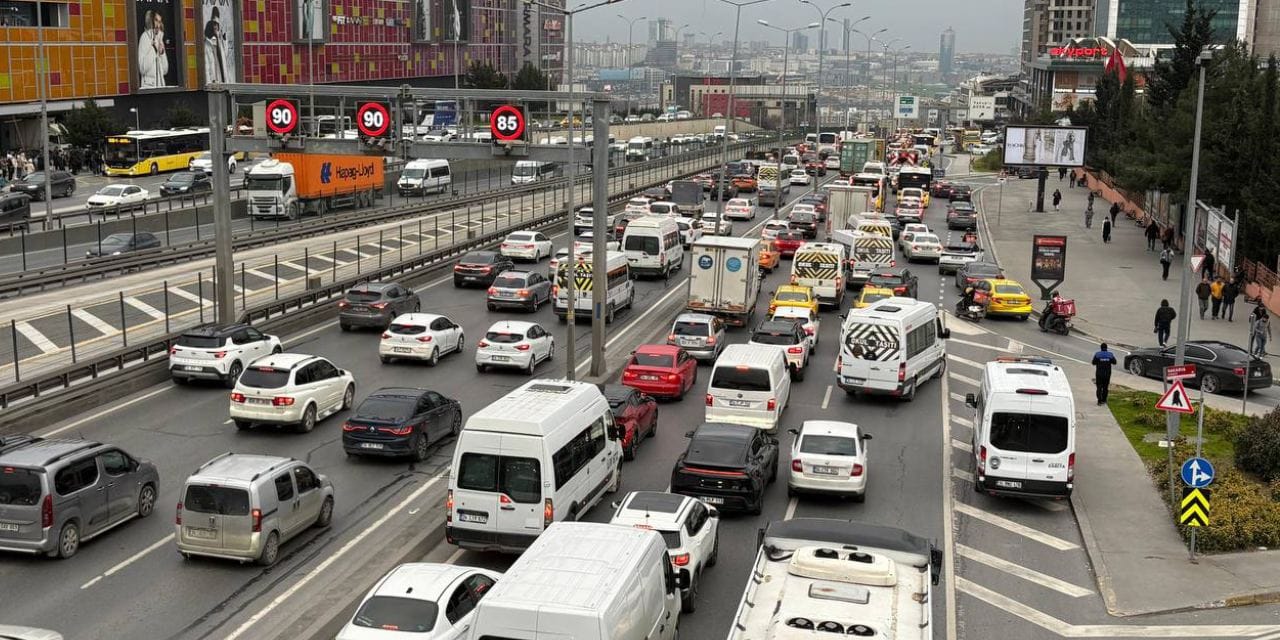 İstanbul trafiği durma noktasında! Yoğunluk yüzde 90'a dayandı