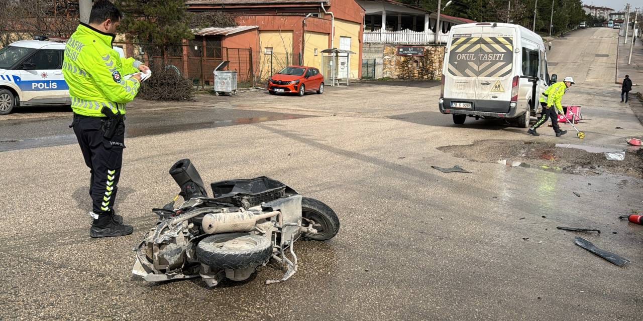 Yine motosiklet yine ölüm! Minibüsle çarpışan genç sürücüden acı haber