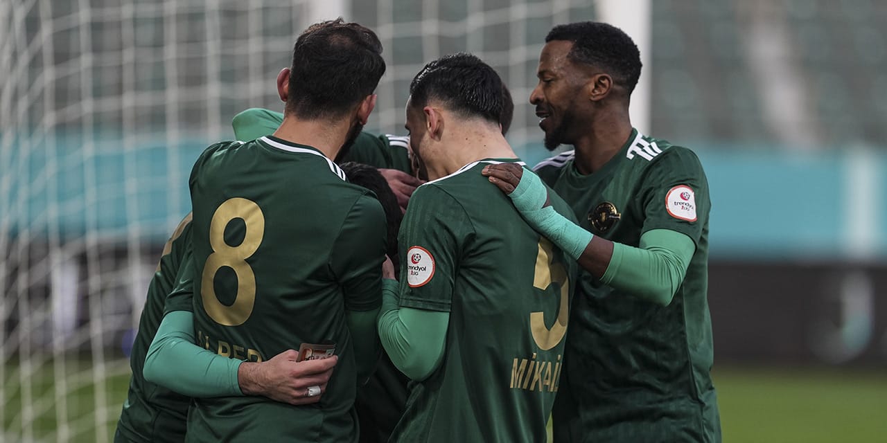 Üst üste 7. maçını kazanıp Erzurumspor'u liderlikten indirdiler