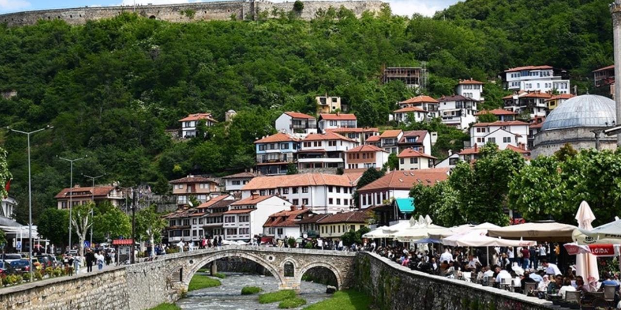 Gidenler kendini Türkiye’de sanıyor: Resmi dillerden biri Türkçe