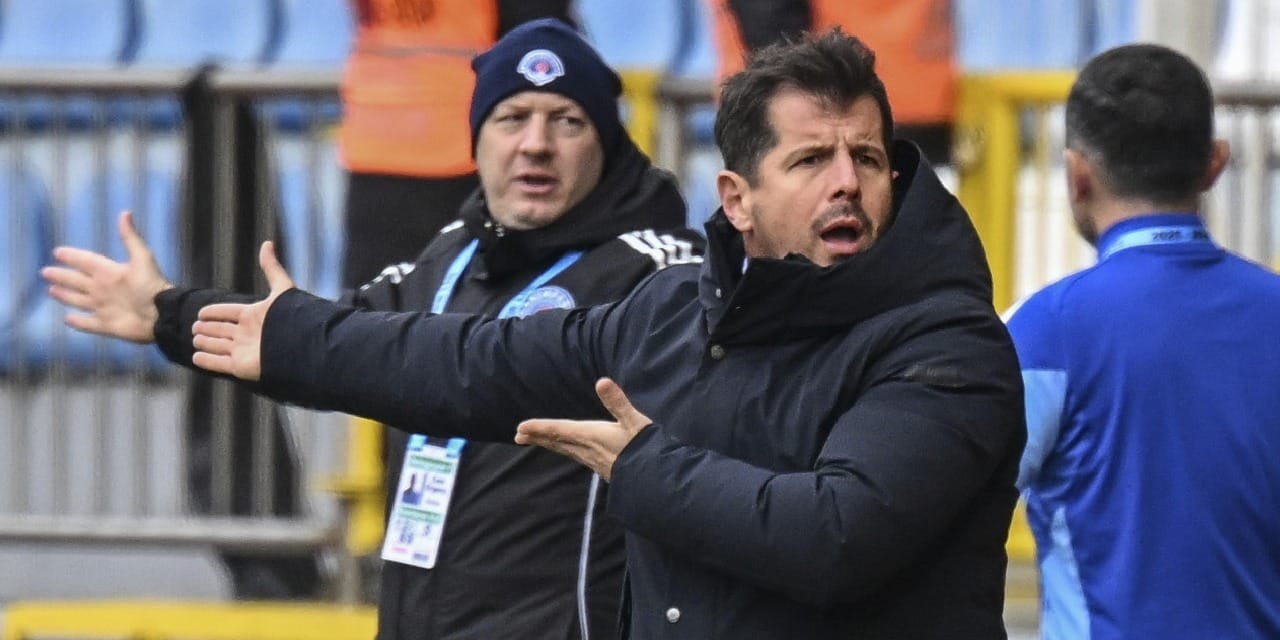 Emre Belözoğlu çok sinirlendi: Futbolcularını topa tuttu