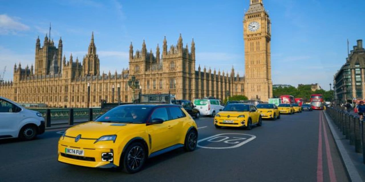 Fransız efsanesi  durdurulamıyor! Avrupa'dan sonra Britanya’da da yılın otomobili oldu