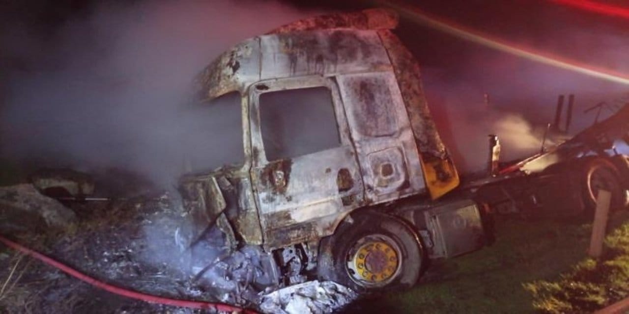 Mandalina yüklü tır tamamen yandı