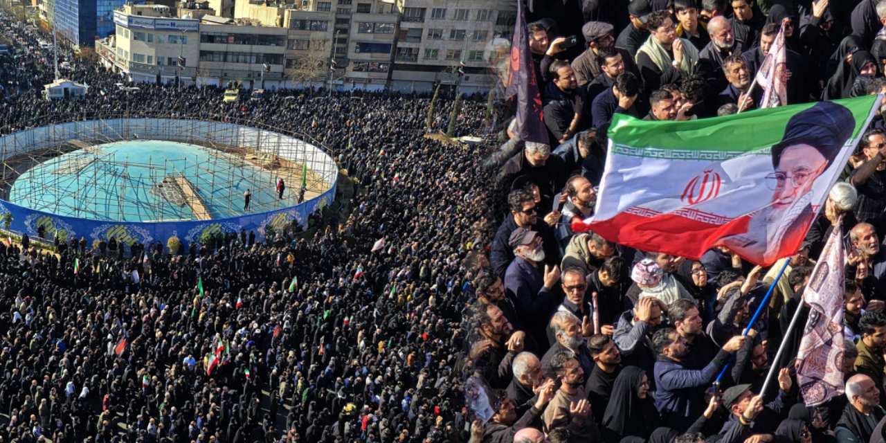 Hamaney'in ölümünün ardından yüz binler Tahran'da!