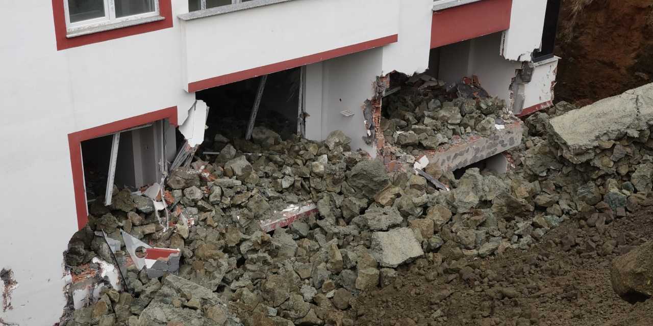 İstinat duvarı çöktü: Odalar kayalarla doldu!