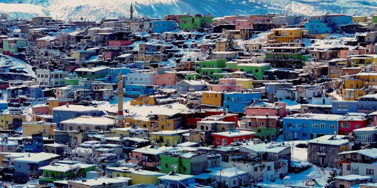 Burası Kayseri: Rengarenk evler karla iç içe geçti