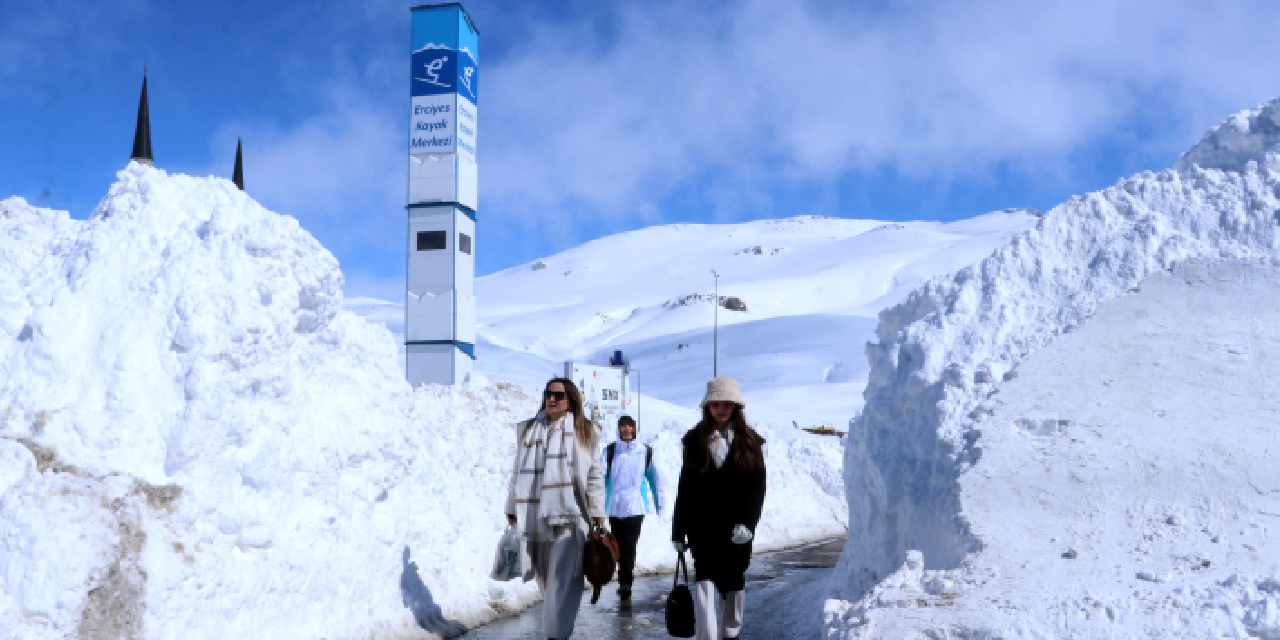 İç Anadolu'nun zirvesinde kar kalınlığı insan boyunu aştı