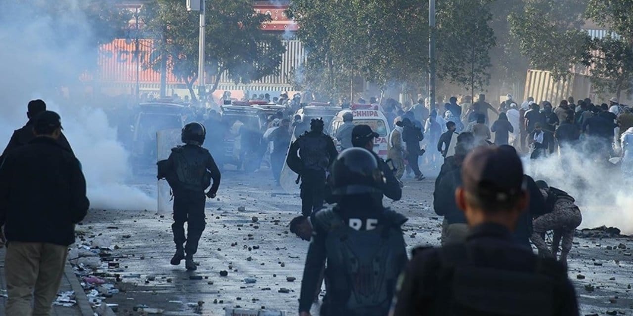 Pakistan kan gölüne döndü! Sokağa çıkma yasağı ilan edildi