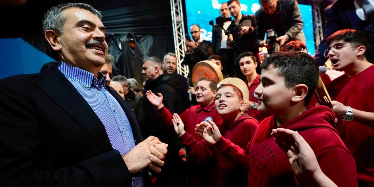 Yusuf Tekin'i çocuklar 'Kabe'de Hacılar" ilahisi ile karşıladı