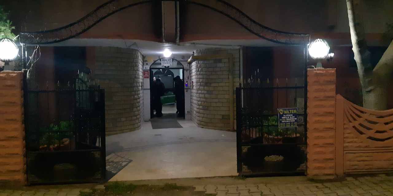 Kocaeli’'de şüpheli ölüm: Evde boğazından bıçaklanmış halde bulundu