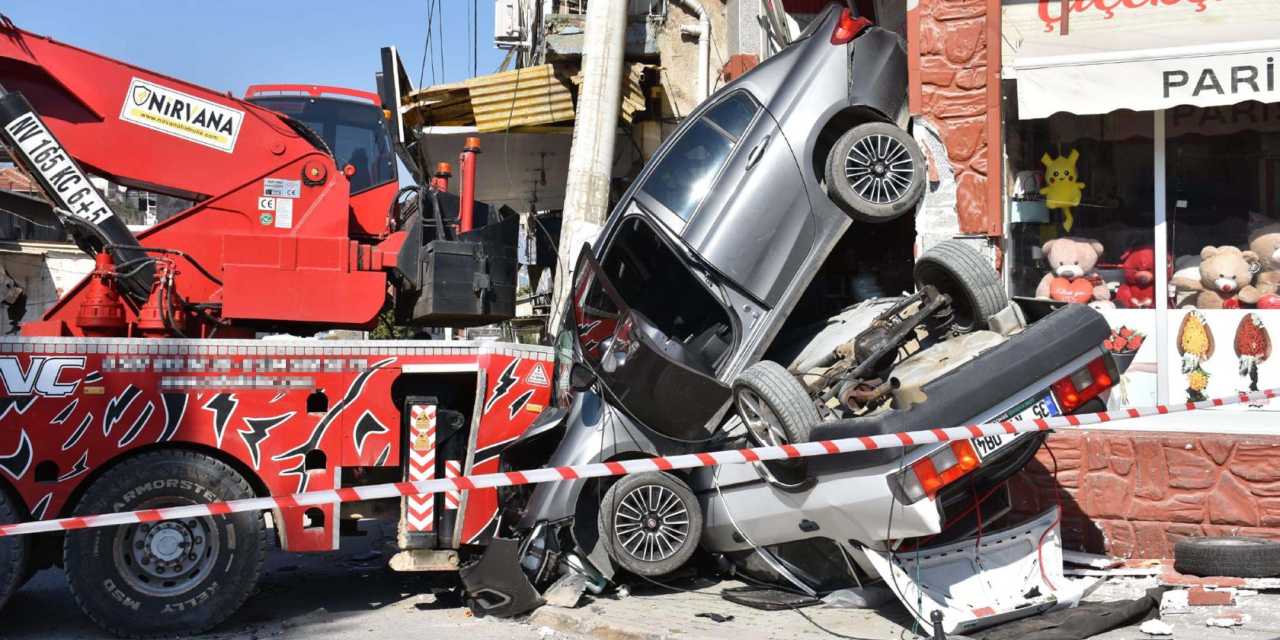 Rampada geri kayan vinç 2 otomobili ezdi! Aydınlatma direği faciayı önledi