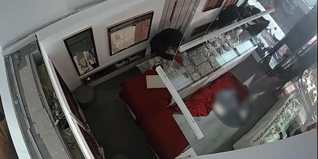 120 saniyede talan ettiler: 18 milyonluk altın soygunu kamerada