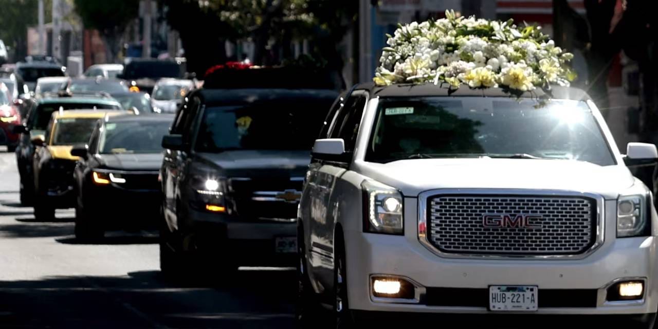 Meksikalı kartel lideri, altın tabutla gömüldü!