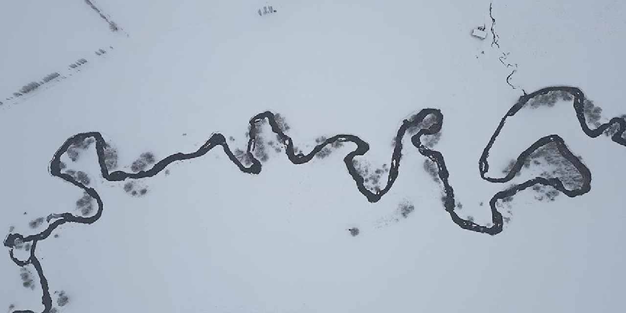 Kıvrım kıvrım akıyor: Kışın göz alıcı manzaralar sunuyor